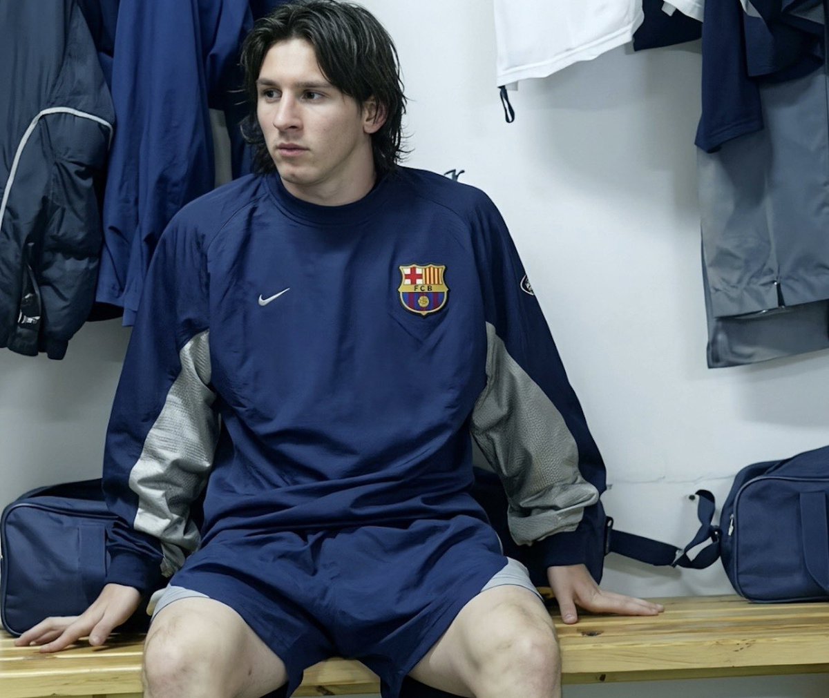 YLme10's tweet photo. Messi in the Dressing Room, 2005 https://t.co/KbrRszDCFS