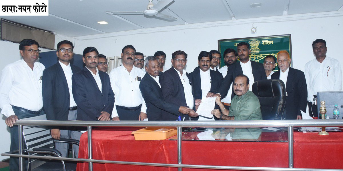 advshinderavi99's tweet photo. Kalamnuri Taluka Advocate Association agitation against Sub Divisional Officer Kalamnuri resign urgently due to arrogance&amp;dictatorship treatment at the time of Revenue Court hearing to Advocate appointed new SDO for Revenue matters&amp; give memorandum to District Collector Hingoli https://t.co/mKCgPdkit5