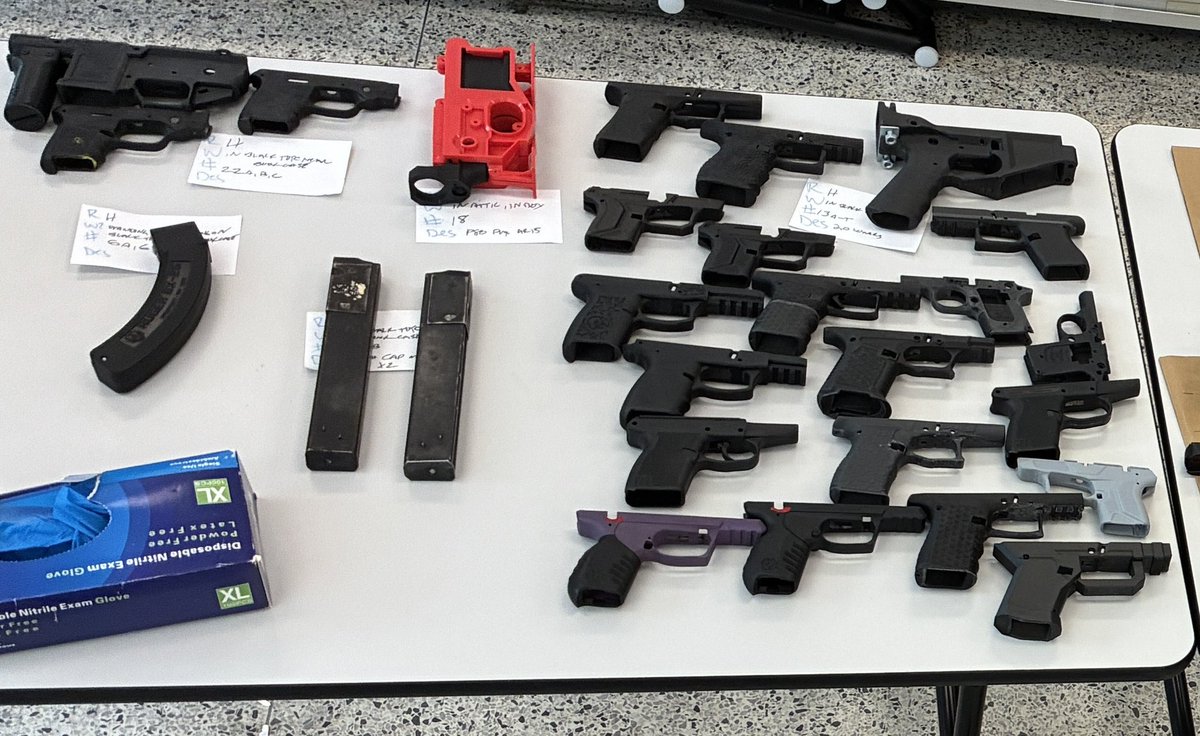 NYPDnews's tweet photo. Yesterday, the NYPD conducted a search warrant at a home on Staten Island and recovered 13 ghost guns, including 9 handguns and 4 assault rifles.

These dangerous weapons have no place in our city, and this department will be relentless on taking them off our streets. https://t.co/upzUm9Y9oY