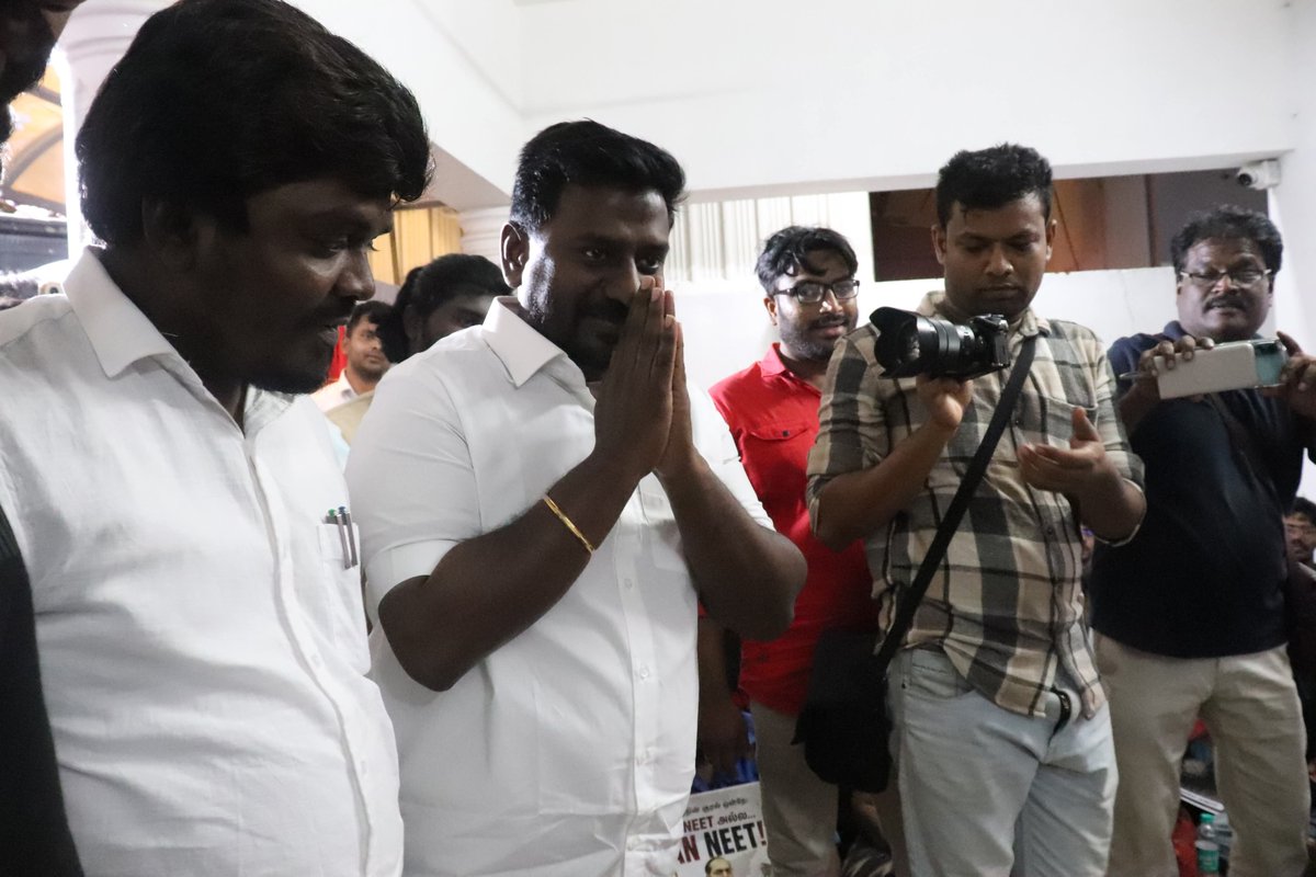 LoyolaMani's tweet photo. சின்மயா நகர், கோயம்பேட்டில் ஐந்து நாட்களான பட்டினிப் போராட்டத்தில் ஈடுபட்டு வரும் தோழர்களை மாண்புமிகு தமிழ்நாடு முதலமைச்சர் அவர்களின் ஆலோசனைப் படி,மாண்புமிகு பள்ளிக்கல்வித்துறை அமைச்சர் திரு.ராஜ்மோகன் அவர்கள் நேரில் சந்தித்து பேச்சுவார்த்தை நடத்தினார். பட்டினிப் போராட்டத்தை மேற்கொண்டு வரும் தோழர்கள் ஜீவா, தனசேகர்,  புளியந்தோப்பு மோகன், ரவி ஆகியோரை நலம் விசாரித்ததுடன், கொள்கை ரீதியாக நீட் நுழைவுத் தேர்வு எதிர்ப்பில் த.வெ.க அரசு உறுதியாக இருப்பதாக தெரிவித்தார். நீட் விலக்கு கோரி போராடும் தோழர்களுக்கு உறுதுணையாக தமிழ்நாடு அரசு இருக்கும் என ஆதரவு அளித்தார். விருகம்பாக்கம் சட்டமன்ற உறுப்பினரும், அரசு தலைமைக் கொறடா திரு. சபரிநாதன், தமிழ்நாடு பாடநூல் மற்றும் கல்வியியல் பணிகள் கழகத்தின் தலைவராகிய நானும் உடனிருந்தோம்.
@imrajmohan