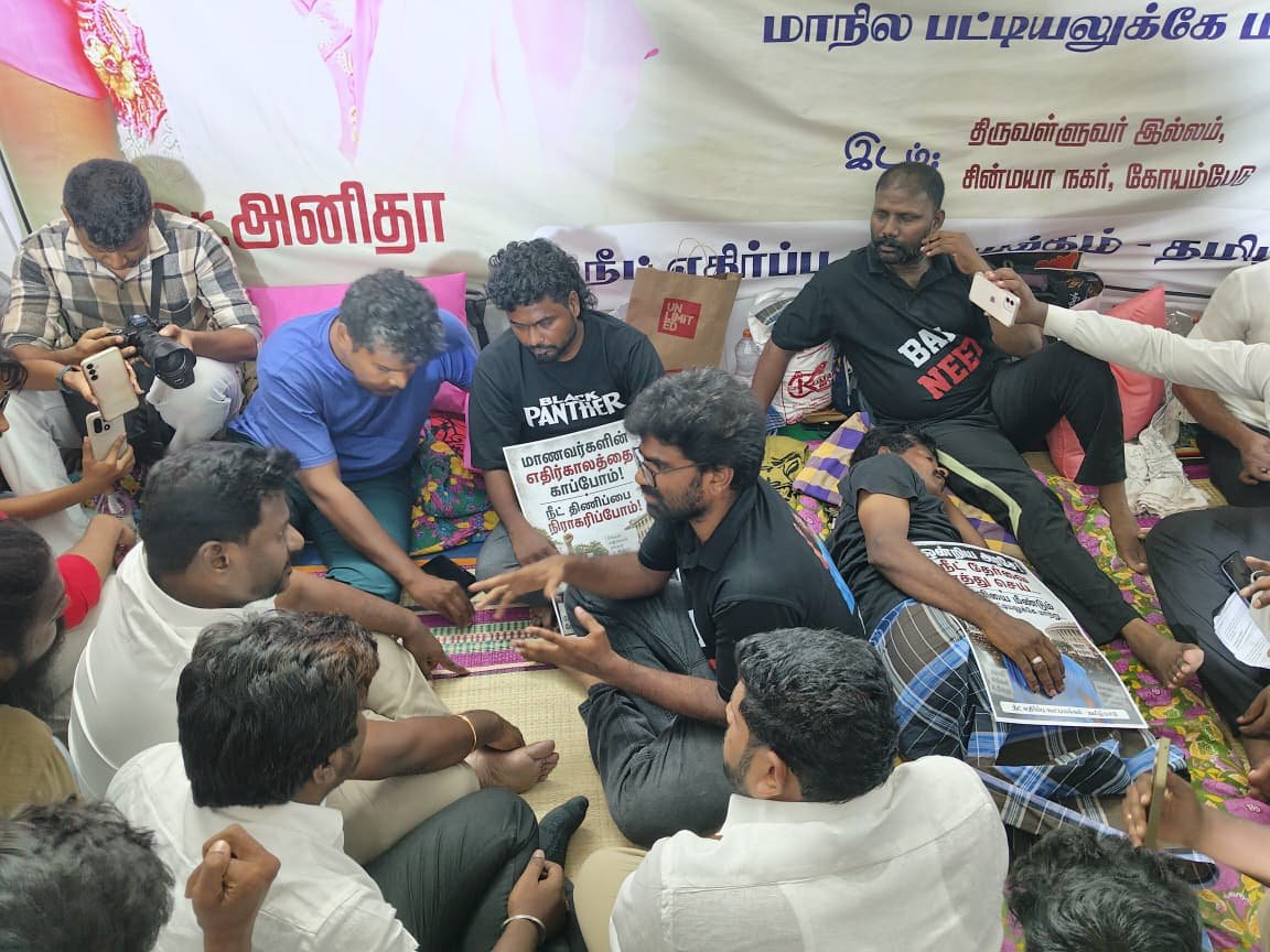 LoyolaMani's tweet photo. சின்மயா நகர், கோயம்பேட்டில் ஐந்து நாட்களான பட்டினிப் போராட்டத்தில் ஈடுபட்டு வரும் தோழர்களை மாண்புமிகு தமிழ்நாடு முதலமைச்சர் அவர்களின் ஆலோசனைப் படி,மாண்புமிகு பள்ளிக்கல்வித்துறை அமைச்சர் திரு.ராஜ்மோகன் அவர்கள் நேரில் சந்தித்து பேச்சுவார்த்தை நடத்தினார். பட்டினிப் போராட்டத்தை மேற்கொண்டு வரும் தோழர்கள் ஜீவா, தனசேகர்,  புளியந்தோப்பு மோகன், ரவி ஆகியோரை நலம் விசாரித்ததுடன், கொள்கை ரீதியாக நீட் நுழைவுத் தேர்வு எதிர்ப்பில் த.வெ.க அரசு உறுதியாக இருப்பதாக தெரிவித்தார். நீட் விலக்கு கோரி போராடும் தோழர்களுக்கு உறுதுணையாக தமிழ்நாடு அரசு இருக்கும் என ஆதரவு அளித்தார். விருகம்பாக்கம் சட்டமன்ற உறுப்பினரும், அரசு தலைமைக் கொறடா திரு. சபரிநாதன், தமிழ்நாடு பாடநூல் மற்றும் கல்வியியல் பணிகள் கழகத்தின் தலைவராகிய நானும் உடனிருந்தோம்.
@imrajmohan