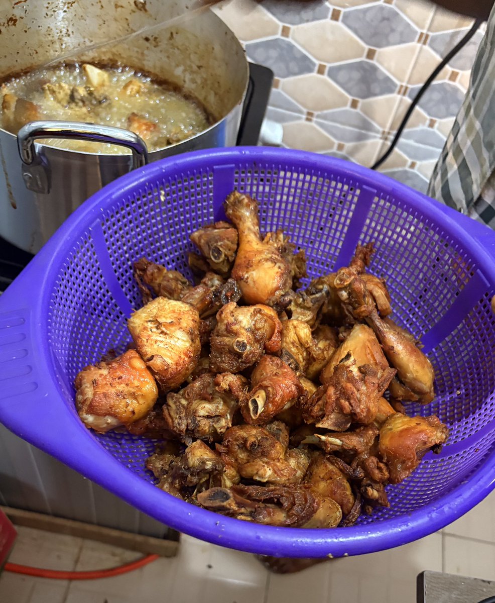 Talk2meeh's tweet photo. I’m done frying chicken 

How many pieces can you finish? https://t.co/xLPN6lwk6w