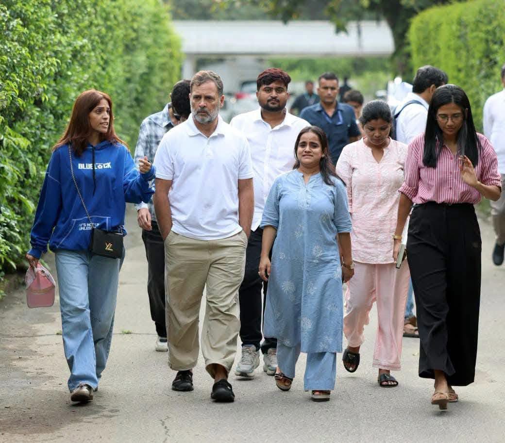 ShivaniV2901's tweet photo. पिता — PM

दादी — PM

परदादा — PM

माँ — 6 बार MP

खुद — नेता प्रतिपक्ष (LoP)

​इतनी बड़ी राजनीतिक विरासत और रसूख के बावजूद, जब देश के आम नागरिक के जीवन में संघर्ष या आँखों में नमी होती है, तो वे बंद कमरों के बजाय सड़कों पर उनके साथ चलते नजर आते हैं ! 🩷 https://t.co/aCQga1xA3z