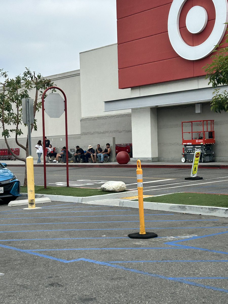 TCGMewDrops's tweet photo. People are already lined up in Orange County, CA for First Partner Series 3 😭

#Pokemon #PokemonTCG #Target https://t.co/oihoeSIMm3