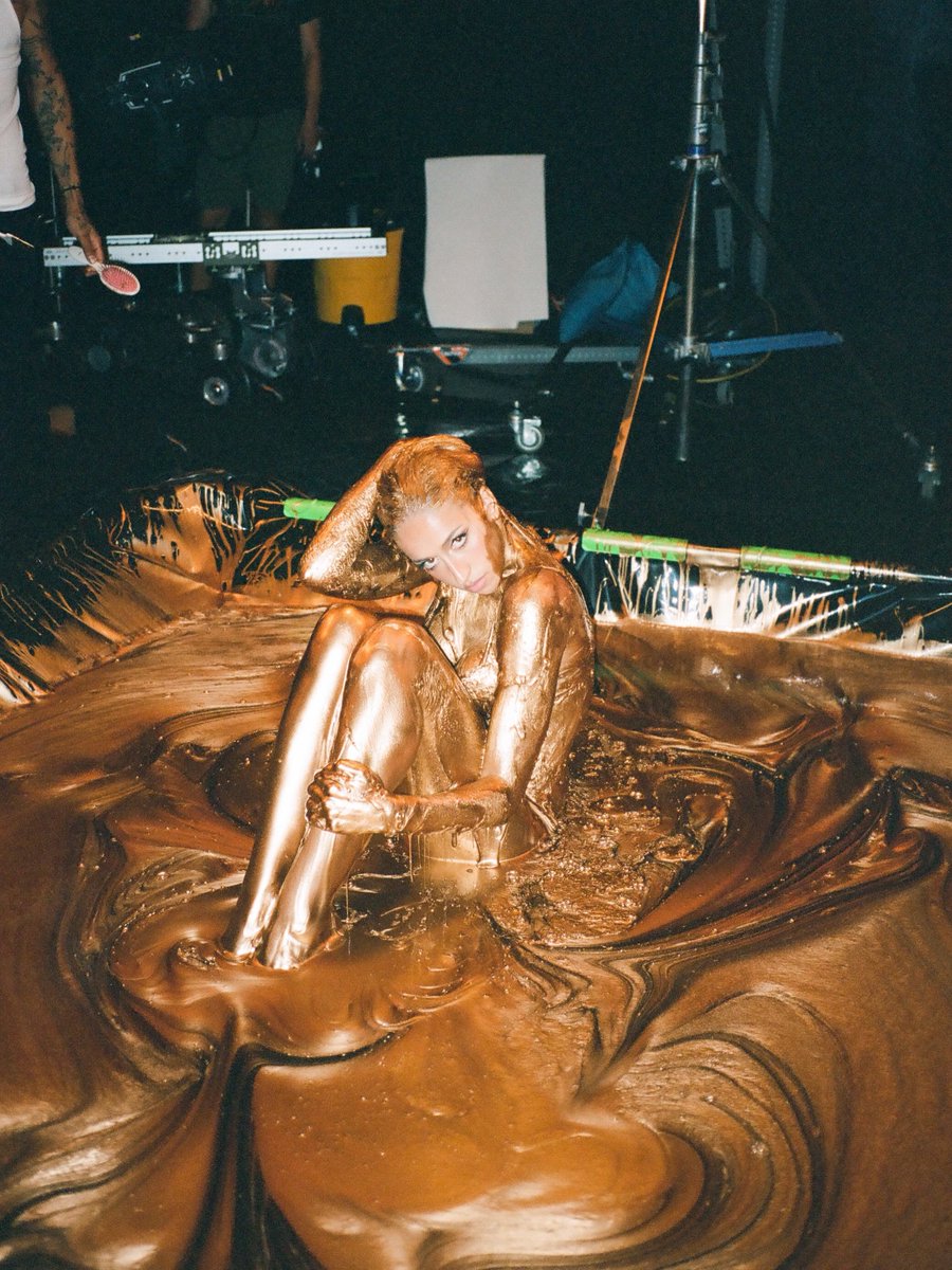TateMcRaeCrave's tweet photo. Tate McRae stuns covered in gold while filming the “Sports car” visuals for her Osheaga and Lollapalooza headline shows.

📸: Beth Saravo https://t.co/1oemijXaha