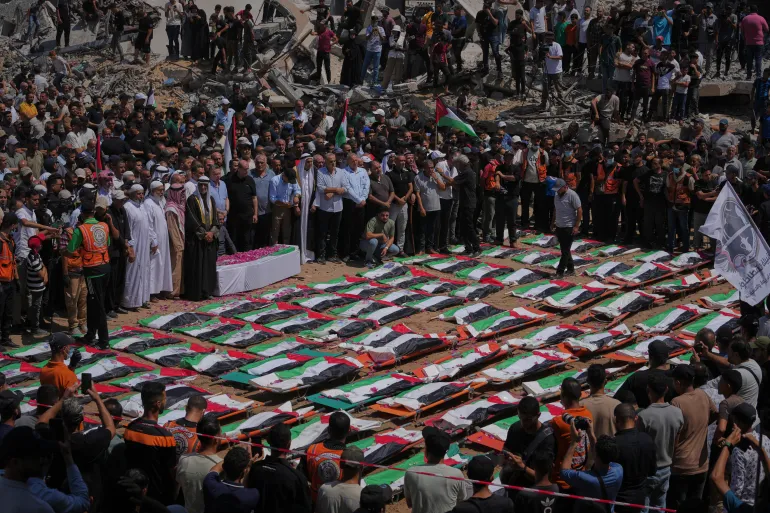 ajplus's tweet photo. 🇵🇸: Palestinians in Gaza held a mass funeral for 112 members of the Hassayna and Abu Sharia families. Their remains were recovered from beneath the rubble nearly 3 years after an Israeli airstrike killed them.

The victims included 40 children, 38 women and 7 people with disabilities.

It was the largest mass funeral in Gaza’s history.