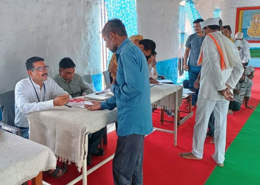 jail_department's tweet photo. राष्ट्रीय क्षय उन्मूलन कार्यक्रम के अंतर्गत बुधवार को जिला जेल #खंडवा में स्वास्थ्य शिविर आयोजित किया गया। शिविर में 269 बंदियों का स्वास्थ्य परीक्षण एवं आवश्यक उपचार किया गया। सभी बंदियों की ह��ंडहेल्ड एक्स-रे मशीन से जांच कर टीबी सहित अन्य संक्रामक रोगों की स्क्रीनिंग की गई। https://t.co/fCAOqPZpEG