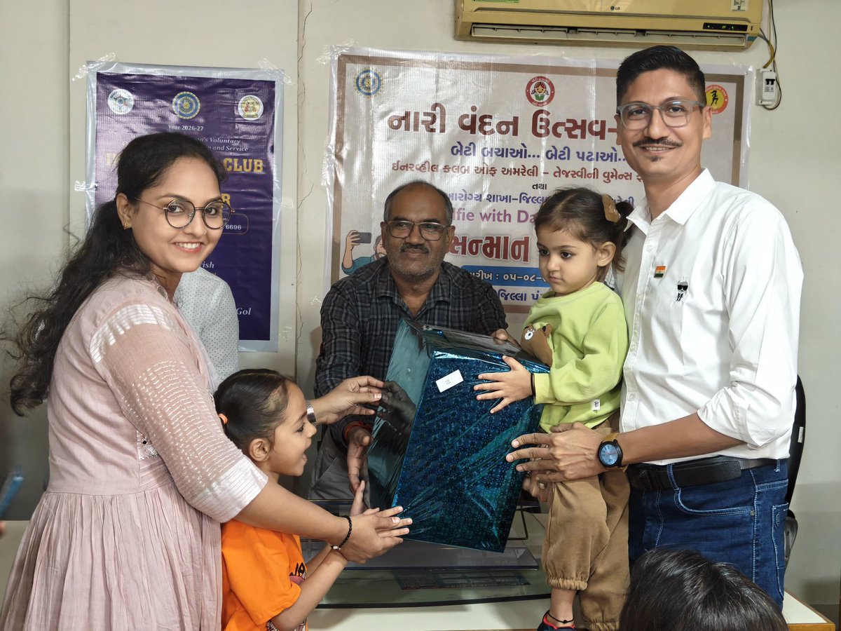 DrRadhaKrishan7's tweet photo. આજે માન.શ્રી જિલ્લા વિકાસ અધિકારી સા. શ્રીના અધ્યક્ષ સ્થાને નારી વંદના સપ્તાહ અંતર્ગત *"સેલ્ફી વિથ ડોટર અમરેલી"* સ્પર્ધા નું આયોજન કરવામાં આવેલ.
#SelfiewithdaughterAmreli
#PublicAwareness
#SexRatio
@CollectorAmr @ddoamreli @HealthDeptGuj @MoHFW_GUJARAT @OfficerIec https://t.co/VHdFWL9yDs