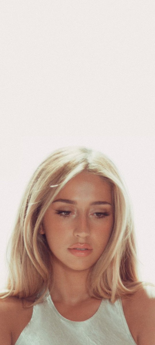 unlockscreen's tweet photo. — Tate McRae | wallpapers✨

like &amp; rt if you use it!! / math https://t.co/ZupEBjh64W