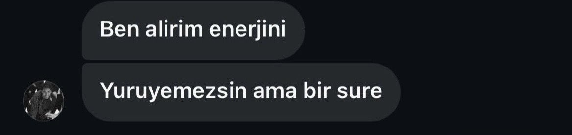 DenizNoe's tweet photo. Ayak fotosu isteyen oğlana patikli foto atarken https://t.co/K9j6dtJhWP
