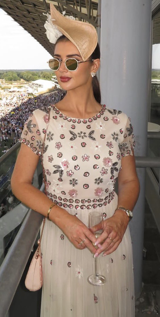 christo34036850's tweet photo. Kate Tracey #tatler #ClassyStyle #FashionInspo #ElegantStyle #ChicLook #Fashionista #frockingFabulous #royals ๐ซง #elle #vogue https://t.co/EXAqXb41jJ