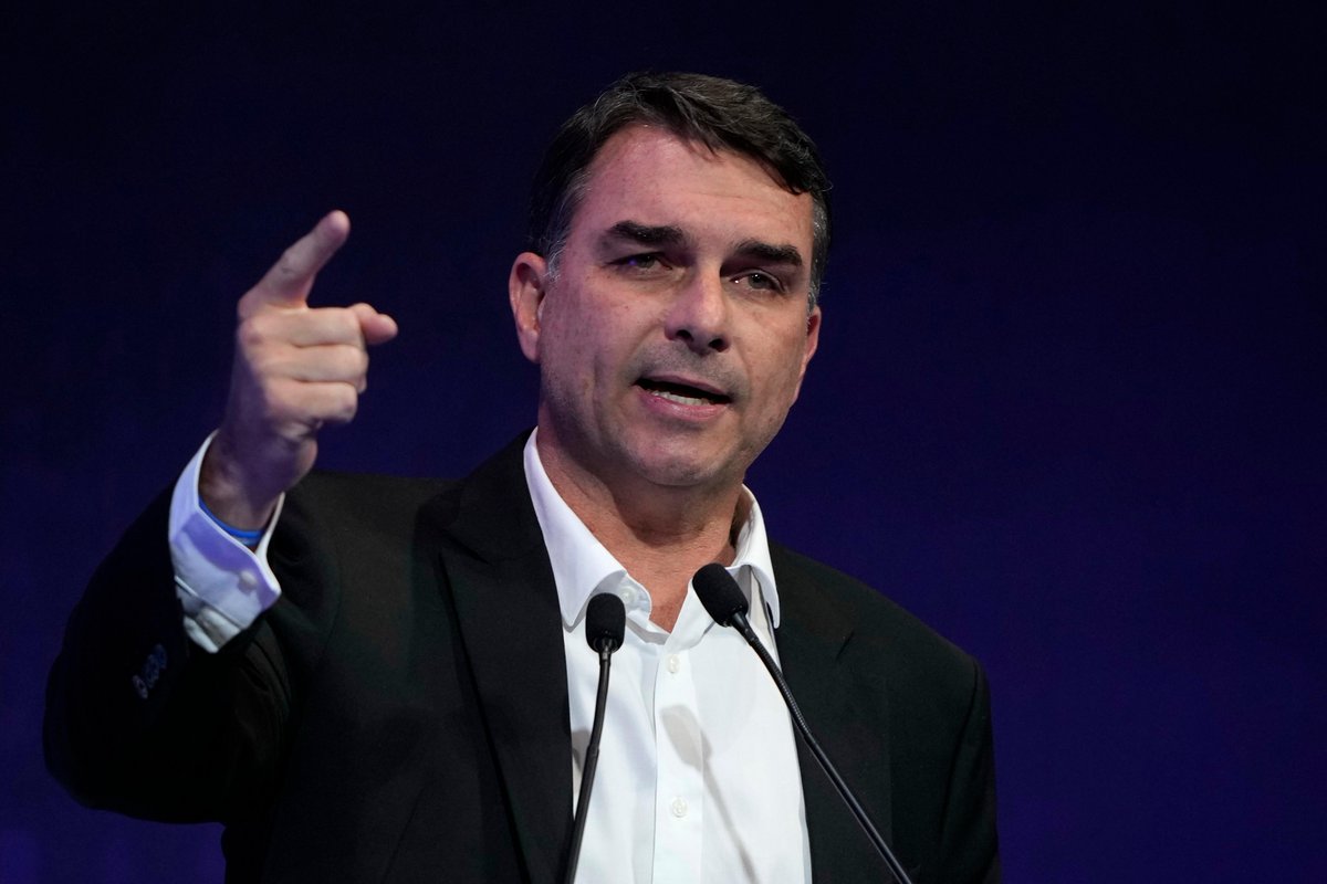 RicardoRoveran's tweet photo. Acerta o Flávio Bolsonaro na escolha do vice:

Alfredo Gaspar trás consigo uma importante faixa do eleitorado nordestino, a revolta do brasileiro contra o roubo do INSS e a simpatia de parte do centrão fisiológico.

Diminui Kassab, Ciro e Rueda e fere de morte a campanha petista. https://t.co/Dd9g2k8CaG