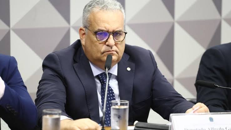 RicardoRoveran's tweet photo. Acerta o Flávio Bolsonaro na escolha do vice:

Alfredo Gaspar trás consigo uma importante faixa do eleitorado nordestino, a revolta do brasileiro contra o roubo do INSS e a simpatia de parte do centrão fisiológico.

Diminui Kassab, Ciro e Rueda e fere de morte a campanha petista. https://t.co/Dd9g2k8CaG