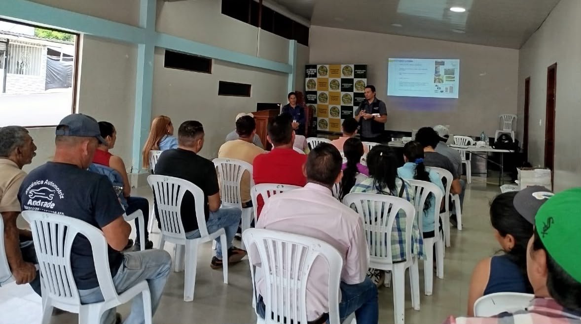 AgrocalidadZ5's tweet photo. 🧑‍🏫 | #AgrocalidadCapacita

A viveristas de San Luis de Pambil de #Bolívar, sobre el procedimiento para registro de centros de propagación de especies vegetales y plagas de importancia económica para el cumplimiento de la normativa vigente.

#ProtegemosElAgroEcuatoriano 💪 https://t.co/n36BrULmC5