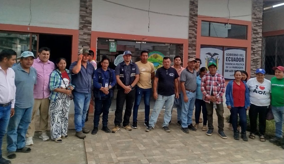 AgrocalidadZ5's tweet photo. 🧑‍🏫 | #AgrocalidadCapacita

A viveristas de San Luis de Pambil de #Bolívar, sobre el procedimiento para registro de centros de propagación de especies vegetales y plagas de importancia económica para el cumplimiento de la normativa vigente.

#ProtegemosElAgroEcuatoriano 💪 https://t.co/n36BrULmC5