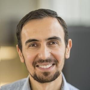 3litamim's tweet photo. الأذان: تاريخ موجز

يتناول هذا الكتاب، الصادر عن دار "كريسنت بوكس" في 30 يوليو 2026، في 130 صفحة، تاريخ أحد أكثر الشعائر الإسلامية حضوراً واستمراراً؛ ألا وهو الأذان، متتبعاً رحلته منذ تشريعه في المدينة المنورة في القرن السابع الميلادي حتى انتشاره في مختلف أنحاء العالم الإسلامي، مقدماً أول كتاب مختصر باللغة الإنجليزية يخصص بالكامل لتاريخ هذه الشعيرة وتطورها عبر العصور.
ينطلق المؤلف فلامور فيهابي ، باحث ومؤرخ وشاعر ومترجم أكاديمي، من قصة نشأة الأذان بوصفه نداءً للصلاة أُقر في المجتمع الإسلامي الأول، ثم يتابع تطوره مع اتساع الدولة الإسلامية، موضحاً كيف تجاوز وظيفته العملية في الإعلام بأوقات الصلاة ليصبح رمزاً دينياً وثقافياً وحضارياً. ويبين المؤلف أن الأذان ظل على مدى أكثر من أربعة عشر قرناً أحد أكثر الأصوات حضوراً في الحياة اليومية للمسلمين، وأسهم في توحيد الشعور الجمعي للمجتمعات الإسلامية على اختلاف أعراقها ولغاتها وثقافاتها.
يربط الكتاب بين الأذان وتطور العمران الإسلامي، ودور المآذن في تشكيل المشهد الحضري للمدن الإسلامية، ويناقش أثر التحولات التقنية، من الاعتماد على صوت المؤذن في المآذن إلى استخدام مكبرات الصوت ووسائل البث الحديثة، مبيناً كيف حافظ الأذان على حضوره بوصفه جزءاً من التراث الحي الذي يجمع بين الثبات والتجدد. ويمزج المؤلف بين الرواية التاريخية والسياق الثقافي والممارسة اليومية.
وتبرز أهمية الكتاب في كونه يتناول موضوعاً لم يحظَ بعناية واسعة في الدراسات الغربية المستقلة، رغم المكانة المحورية للأذان في الحضارة الإسلامية. فهو لا ينظر إليه بوصفه مجرد إعلان لدخول وقت الصلاة، بل بوصفه وسيلة لتنظيم الزمن، وعنصراً في تشكيل الهوية السمعية للمدينة الإسلامية، ورمزاً لوحدة المسلمين واستمرار تقاليدهم الدينية عبر القرون.
ومن منظور عربي وإسلامي، يتصل موضوع الكتاب بإرث علمي واسع؛ فقد أفرد المحدثون والفقهاء والمؤرخون أبواباً مستقلة للأذان في كتب الحديث والفقه، كما تناولته كتب التاريخ والسير بوصفه علامة فارقة في تنظيم المجتمع الإسلامي الناشئ. ولم يكن الأذان مجرد إعلان عن وقت الصلاة، بل أصبح جزءاً من الذاكرة السمعية والثقافية للمدن الإسلامية، وعنصراً مؤثراً في تخطيط المساجد والفضاء العمراني، فضلاً عن حضوره في الأدب والتراجم والرحلات، حيث كثيراً ما وصف الرحالة أصوات المؤذنين والمآذن بوصفها من أبرز معالم المدن الإسلامية، كما ألهم الشعراء والأدباء والمتصوفة الذين رأوا فيه رمزاً للسكينة والدعوة إلى السمو الروحي.
ولعل الكتاب لو توسع في مقامات الأذان لأضفى على منهجه بريقا مشوقا وجاذبا