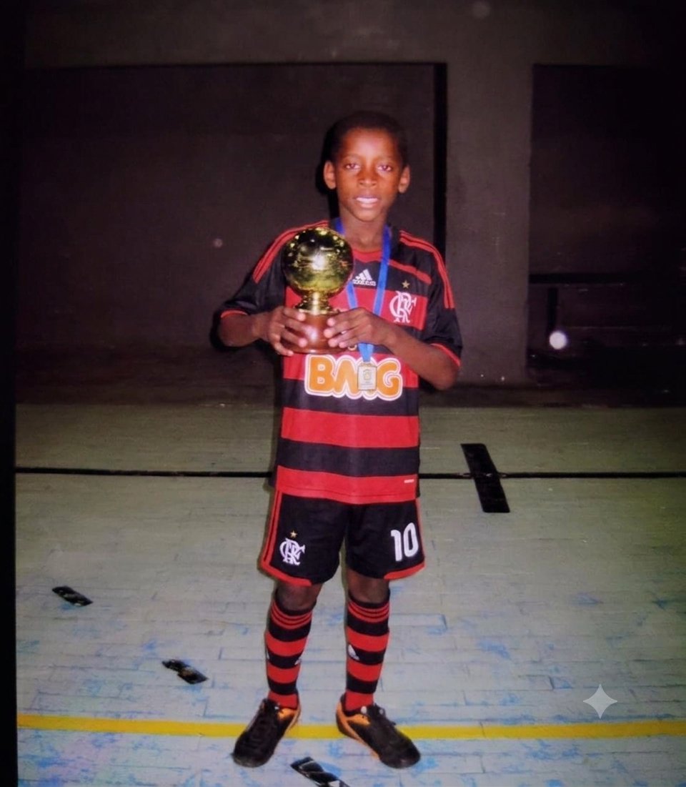 FlamenGOL_81's tweet photo. Luiz Henrique aos 9 anos com a camisa do Flamengo.. 

Flamenguista desde o Berço https://t.co/BEs7msPYEF
