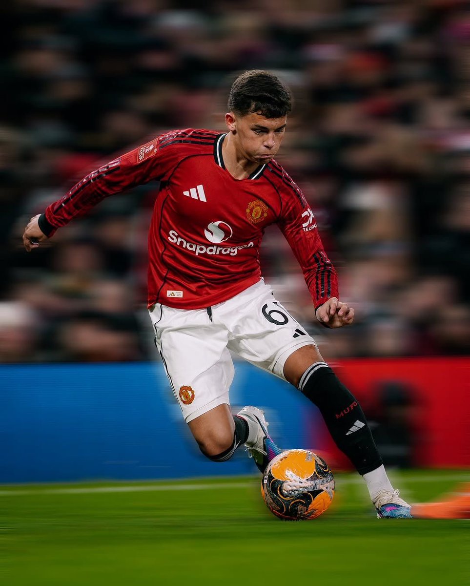 ChinoUTD's tweet photo. 🚨 Matheus Cunha on what Bryan Mbeumo told him about Shea Lacey:

“When you come back after a few weeks away, the 1st thing you do is ask the boys what you’ve missed. I wass speaking to Bryan. I asked him, ‘So… who’s impressed you the most?’

He didn’t even think. ‘Santos… and Shea Lacey.’ I stopped him. ‘Wait… Laceyy? I don’t remember us signing anybody called Lacey.’ Bryan just burst out laughing. 

He said, ‘That’s because he isn’t a neww signing. He’s been here all along. Last season got taken away from him. This season he’s finally with us.’ Then Bryan looked at me and said, ‘Bro… watch him properly.

The talent is obvious. What surprised me most is his focus. Once the game starts, nothing else exists for him.’ I’ll be honest… By the time Bryan finished talking… I was convinced we’d signed somebody new.

Maybe that’s the biggest compliment an academy player can receive… When people mistake your breakthrough for a new signing.”