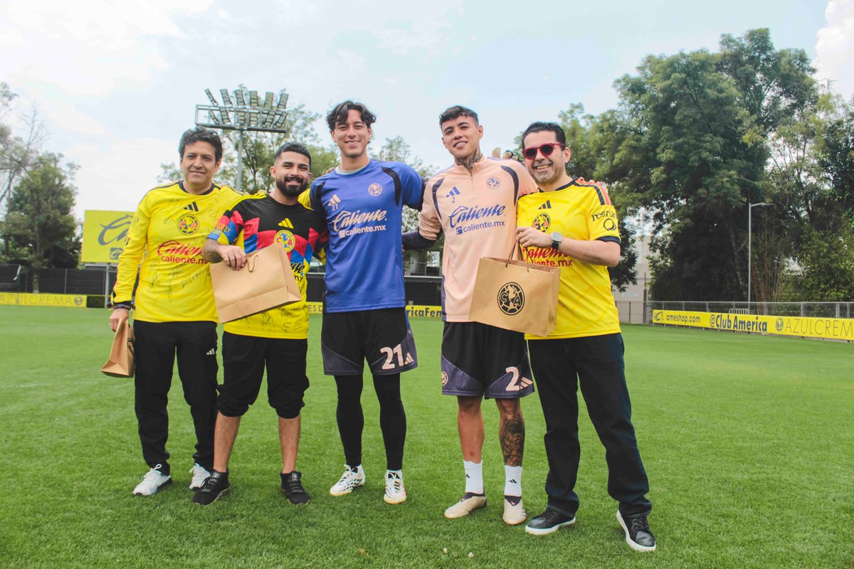 AyudaAmePass's tweet photo. ¡Así se viven las experiencias AmePass! 🦅

Nuestros Abonados compartieron un reto de habilidad junto a Emilio Lara y Fernando Tapia, acercándose más que nunca al equipo. 💙💛

💳 Consigue tu AmePass aquí:  https://t.co/YekRA8Ynpy https://t.co/B3KnuLEi6W