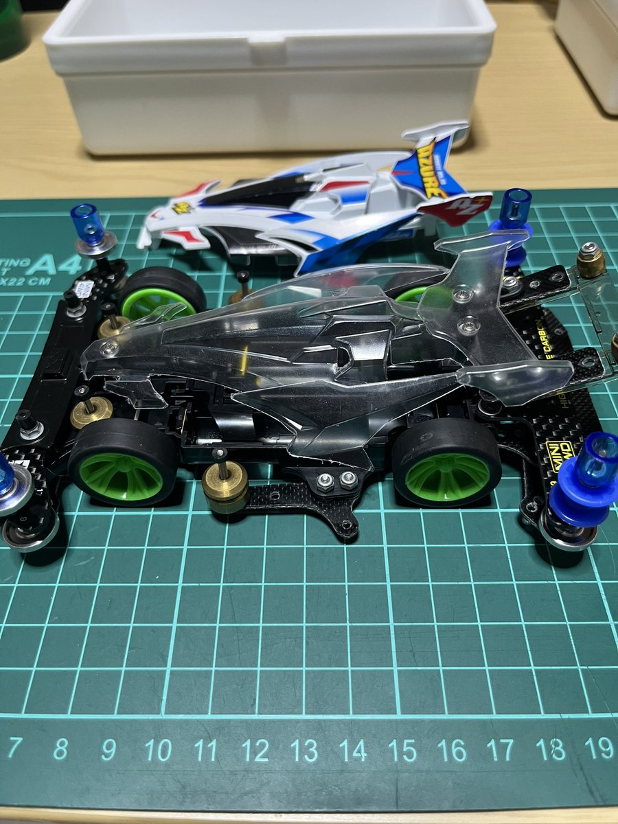 miu_user_002's tweet photo. ざっくり全体が出来上がりました。
後はカーボンと軽量アルミローラー入手できたら換装して
最大の山場、ボディ塗装だ！！

#ミニ四駆 https://t.co/KIaW7cLkqs