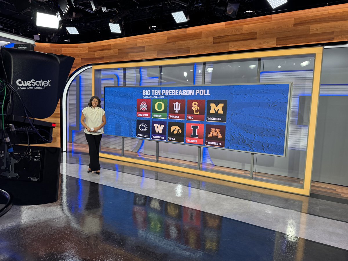 QuackVideo's tweet photo. Not a bad day at the office for this #ProDuck! 

Yesterday, @livarciniega22 officially received the 2026 Lisa Byington Award at the @BigTenNetwork studios in Chicago 🥲👏

Congratulations to Olivia! #GoDucks https://t.co/moe03JYqW6