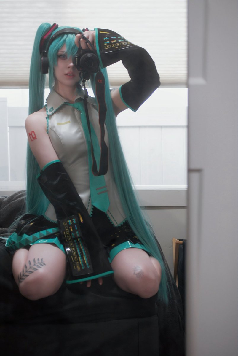 soalkan_'s tweet photo. this is probably the only good photo I got 💀💀

#hatsunemiku #vocaloid #初音ミク https://t.co/e3zdLTM7ry