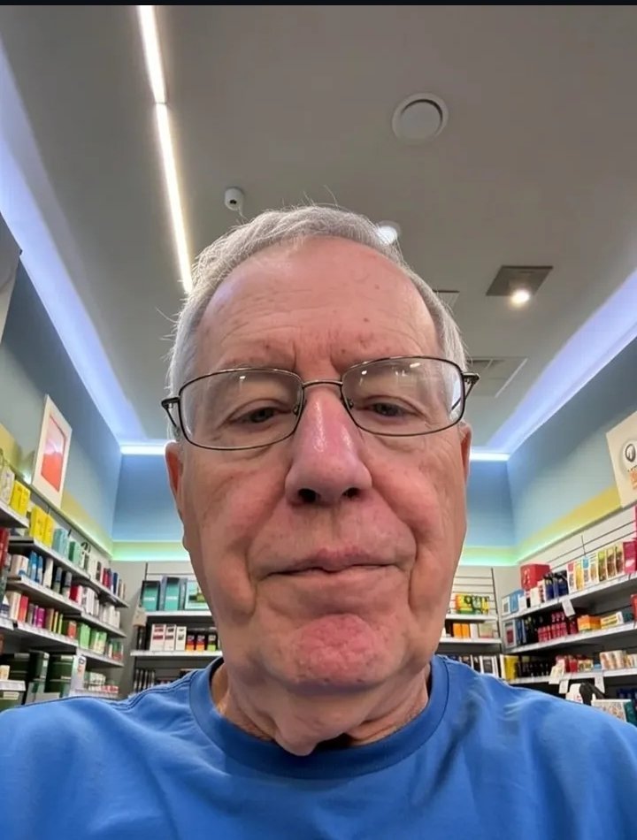 Michael33998's tweet photo. Hello beautiful I'm at the store now what card should I get you for $140 https://t.co/U41JMKQh4e