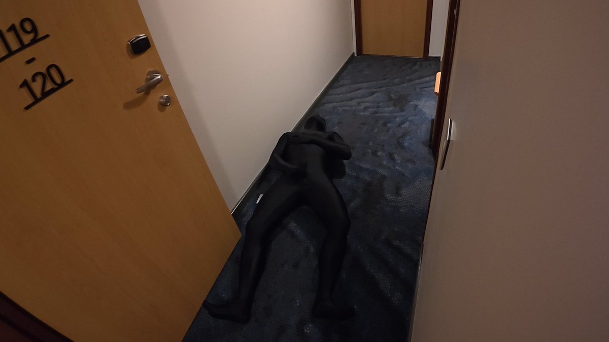 Mshou0's tweet photo. 一次平平无奇的酒店露出（主要是这是伦敦市中心的酒店...人太多了不敢“走”太远）
然后......秒射了......🥲
但后面确实差点被人发现了的说
#露出 #露出Play #露出任务 #酒店露出 #露出癖 #露出狂 #zentai https://t.co/KqTFMGW0Ww
