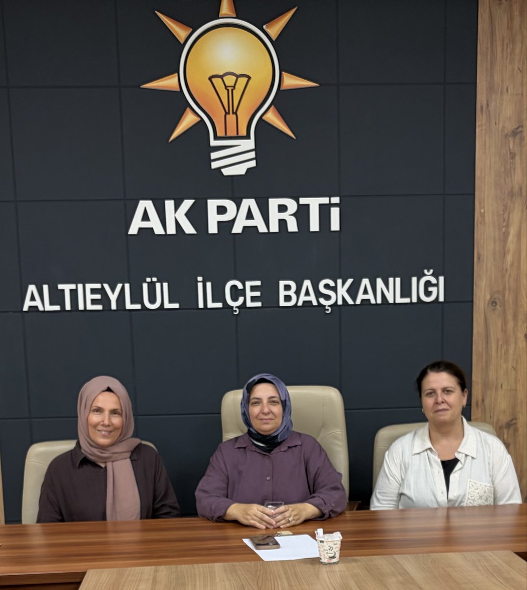 n_alt67995's tweet photo. Altıeylül Kadın Kolları Başkanımız Vesile Güler ve yönetim kurulu üyelerimiz ile gerçekleştirdiğimiz toplantımızda, teşkilat çalışmalarımızı değerlendirerek önümüzdeki dönem hedeflerimiz üzerine istişarelerde bulunduk. https://t.co/ViehUHJrND