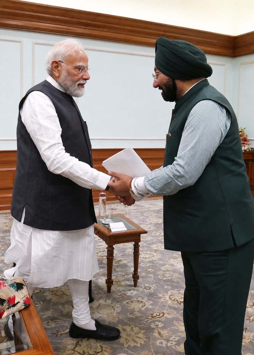 vikramsahney's tweet photo. Hnbl PM hosted us for food for thought this morning at his residence. From yoga as way of life, how MPs should spend productive time in parliament , attending sessions to visiting library and all statues , paintings & murals inside & outside parliament -was an eye opener .

PM appealed for organizing Sansad khel in every distt to connect to youth & exhort them to stay away from drugs 

@narendramodi @blsanthosh @AmitShah @NitinNabin 
#BreakfastWithPM