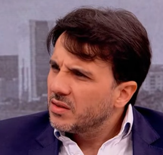 JoelConstancia's tweet photo. Renan: Vamos transformar favelas em bairros
Jornalistas: Onde está a parte que vc despeja todo mundo e manda pra Sarjeta? https://t.co/sAnbFcWW2A