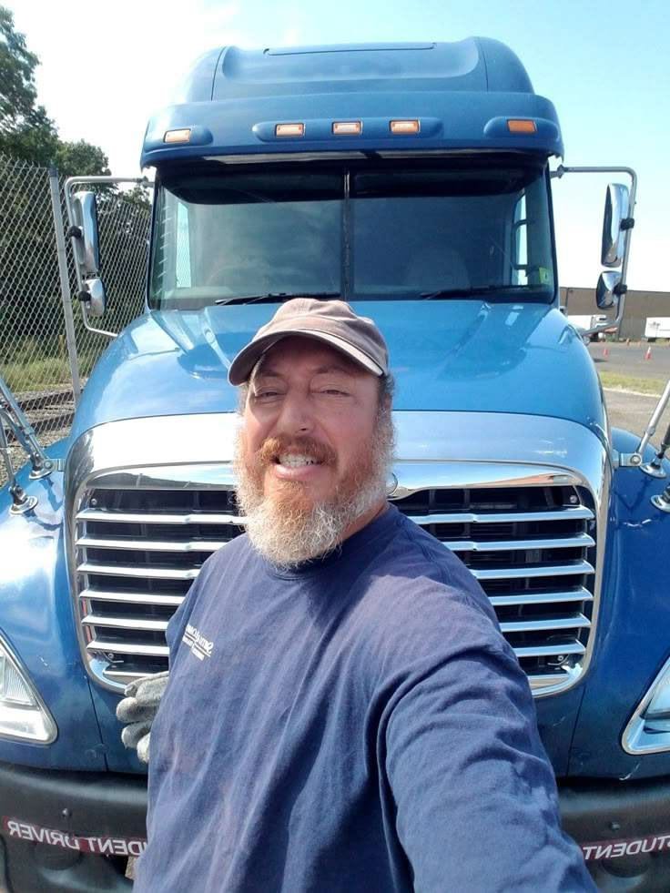 Michael33998's tweet photo. Hello I'm a truck driver from Florida USA 🇺🇸 https://t.co/r1V4QpTEpP