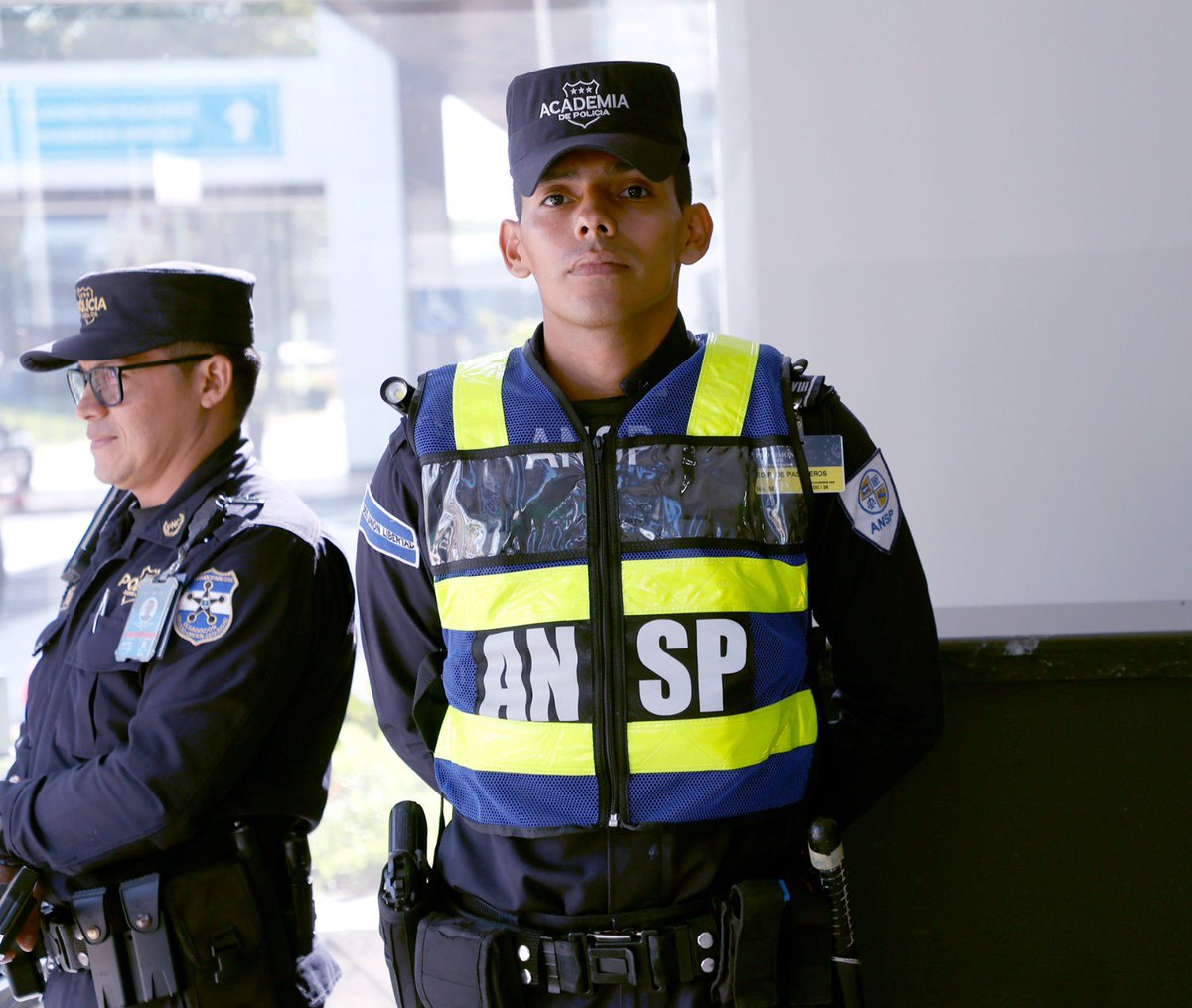 ANSPSV's tweet photo. Seguimos trabajando para garantizar la fluidez y seguridad en el tráfico del Aeropuerto Internacional de El Salvador. 🚗✈️

Nuestro objetivo es brindar a visitantes y compatriotas una experiencia de ingreso y salida ágil, ordenada y segura desde su llegada al país. https://t.co/5er4dB2c2I