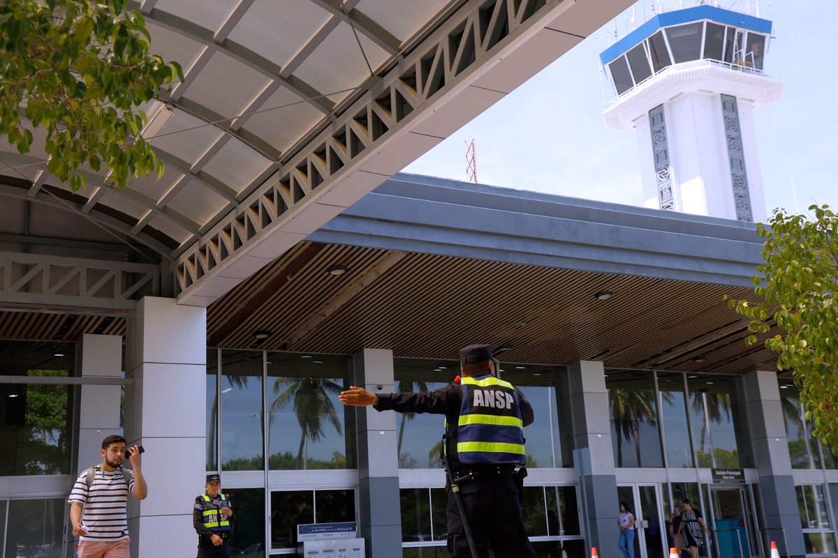 ANSPSV's tweet photo. Seguimos trabajando para garantizar la fluidez y seguridad en el tráfico del Aeropuerto Internacional de El Salvador. 🚗✈️

Nuestro objetivo es brindar a visitantes y compatriotas una experiencia de ingreso y salida ágil, ordenada y segura desde su llegada al país. https://t.co/5er4dB2c2I