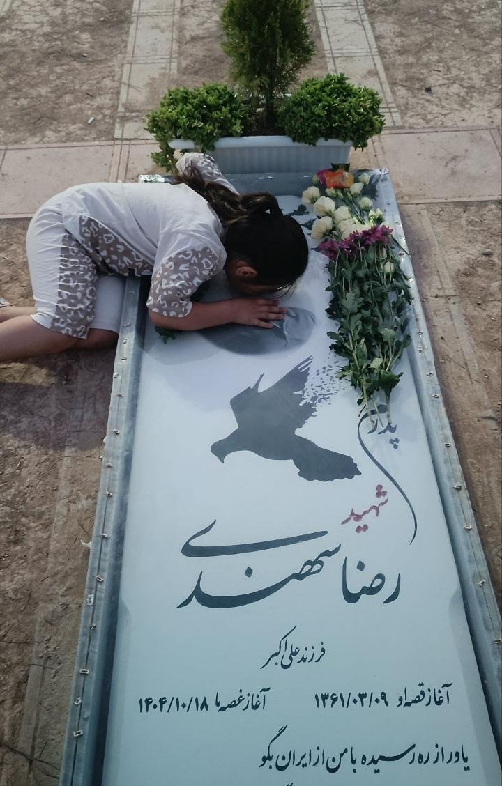 Mehmed_dx's tweet photo. دختر جاویدنام رضا سهندی بهم گفت اسم بابام هیچ جا نیست ..
رضا سهندی ۴۳ ساله و پدر دو دختر ۷ و ۱۵ ساله اهل اسلامشهر تهران بود که در جریان انقلاب شیر خورشید ۱۸ دیماه با گلوله جنگی به پهلو جانفدای میهن شد
#رضا_سهندی 
@RezaVaisi https://t.co/q1pglcRv4b