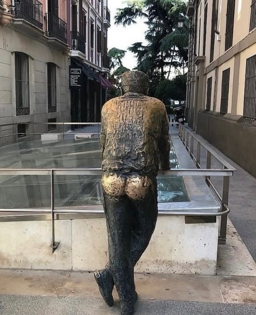historyinmemes's tweet photo. Statue rubbing; the tradition of touching the same part of a statue so often that years of contact polish it smooth, leaving behind a visible mark that reveals exactly where countless hands have reached.

The tradition dates back centuries. One of the earliest documented examples is Florence’s Il Porcellino boar statue, installed in 1634, whose snout has long been rubbed by visitors hoping to ensure a safe return to the city. It’s not always based in fact, either. Harvard’s John Harvard statue has a shoe polished to a bright gold by tourists seeking good luck, despite the statue not actually depicting John Harvard himself.

Feet and noses usually receive the most attention simply because they’re easiest to reach, but this statue clearly broke that rule.

Somewhere along the way, a joke became a tradition, and now the bronze carries a permanent record of just how many people decided to be that person.