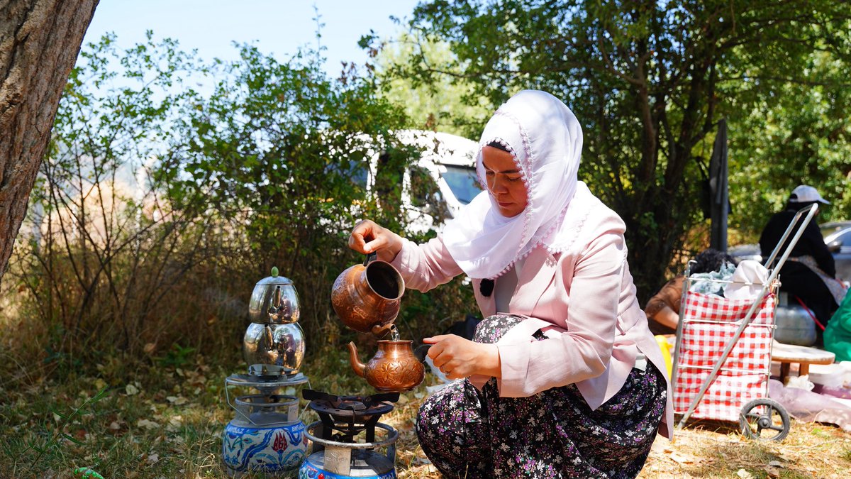akkadinankara's tweet photo. 📍Kızılcahamam | Ciğirler 

Toprağa dokunan ellerin bereketini, üretimin gücünü ve kadın emeğinin kıymetini birlikte paylaşmak amacıyla düzenlediğimiz “Emek Veren Kadınlar” programımızı büyük bir heyecan ve samimiyetle gerçekleştirdik.

İl Kadın Kolları Başkanımız Sn. @akgul_aysel , İl Başkan Yardımcılarımız ve Kızılcahamam İlçe Kadın Kolları Başkanımız Naime Gümüş’ün katılımlarıyla Kızılcahamam Çiğirler Mahallemizde bostan çapalayarak üretimin emekle, alın teriyle ve dayanışmayla büyüdüğüne hep birlikte şahit olduk.
