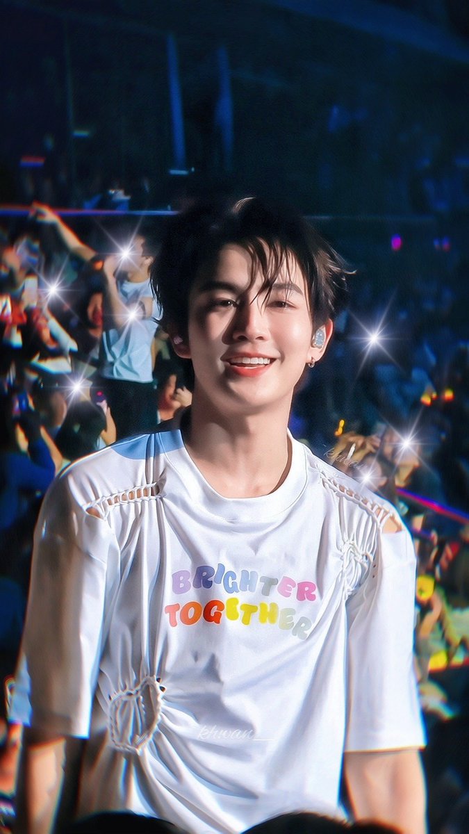 khwan_2414's tweet photo. "ผู้คนหลากหลาย but baby you look So Shine✨️"

#HEARTchuthiwat https://t.co/XwjJmOQHWa