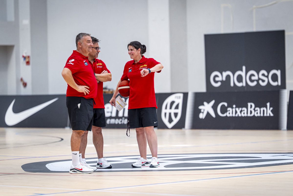 CBAvenida's tweet photo. Cambio de tercio. Ahora modo
 #SelFem 🇪🇸 como asistente de Miguel Méndez 

Ya en el lío 💪

📸 @BaloncestoESP https://t.co/ebJQcXgBjX