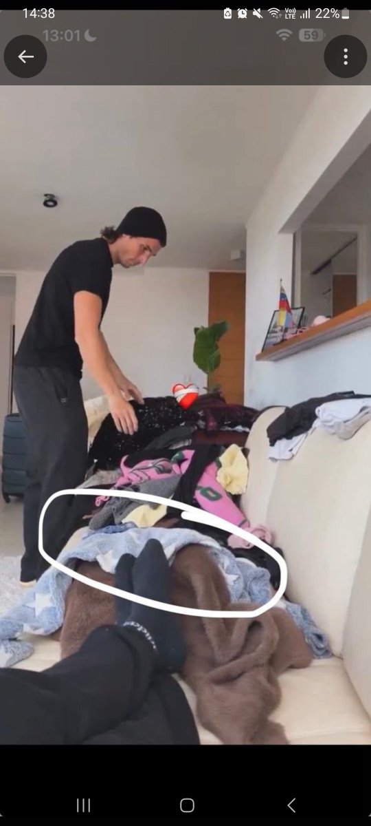 gasoldiaz's tweet photo. @ElTanoOpina Si alguno me puede hacer el favor de compartir esto en las redes! Cinzia está acusando a Luana de robarle sus cosas mientras que el otro día subió un video del novio guardando su ropa, y entra esas cosas había un saco de Luana...
Lloran por un shampoo mientras el verdadero robo! https://t.co/ZGsKhRTmmx