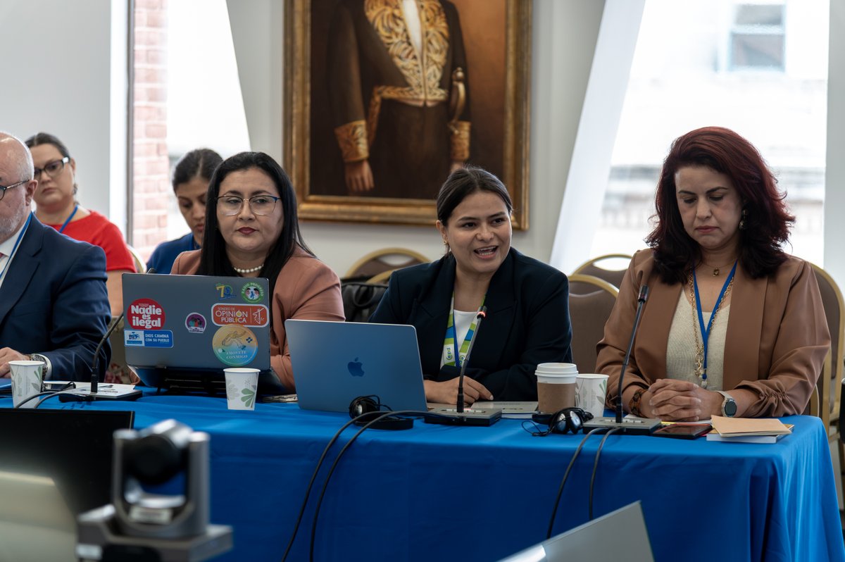 CIDH's tweet photo. #196PeríodoCIDH | #CIDHAudiencias | #Honduras: Situación de la independencia judicial. 

👉🏽 Organizaciones expusieron problemas persistentes para la independencia judicial, como la falta de una ley de carrera judicial, el uso indebido de juicios políticos y los traslados arbitrarios. Destacaron la importancia de la participación de la sociedad civil en las reformas en curso, solicitaron adecuar la legislación a los estándares interamericanos y fortalecer el monitoreo de la #CIDH. 

👉🏽 El Estado presentó información sobre reformas y medidas institucionales recientes y manifestó su disconformidad con el propósito de la audiencia. Aun así, reiteró su disposición a mantener la cooperación y el diálogo con el sistema interamericano.   

👉🏽 La #CIDH recordó que la independencia judicial es esencial para la vigencia del Estado de derecho y la protección de los derechos humanos. Destacó que la audiencia contribuye a su mandato de monitoreo sobre Honduras, país al que ha dado seguimiento mediante informes y recomendaciones, varias de las cuales continúan pendientes. 

Ve la audiencia aquí: https://t.co/kJNC2xGTWo  
#DerechosHumanos