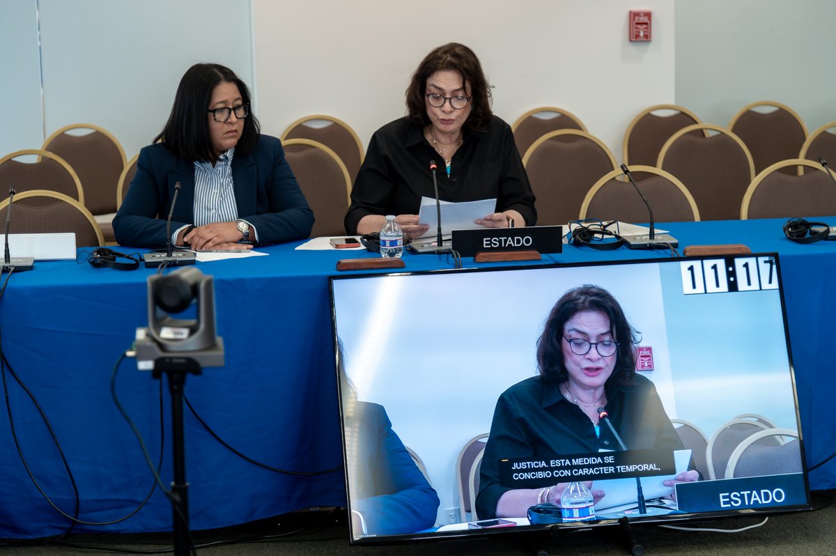 CIDH's tweet photo. #196PeríodoCIDH | #CIDHAudiencias | #Honduras: Situación de la independencia judicial. 

👉🏽 Organizaciones expusieron problemas persistentes para la independencia judicial, como la falta de una ley de carrera judicial, el uso indebido de juicios políticos y los traslados arbitrarios. Destacaron la importancia de la participación de la sociedad civil en las reformas en curso, solicitaron adecuar la legislación a los estándares interamericanos y fortalecer el monitoreo de la #CIDH. 

👉🏽 El Estado presentó información sobre reformas y medidas institucionales recientes y manifestó su disconformidad con el propósito de la audiencia. Aun así, reiteró su disposición a mantener la cooperación y el diálogo con el sistema interamericano.   

👉🏽 La #CIDH recordó que la independencia judicial es esencial para la vigencia del Estado de derecho y la protección de los derechos humanos. Destacó que la audiencia contribuye a su mandato de monitoreo sobre Honduras, país al que ha dado seguimiento mediante informes y recomendaciones, varias de las cuales continúan pendientes. 

Ve la audiencia aquí: https://t.co/kJNC2xGTWo  
#DerechosHumanos