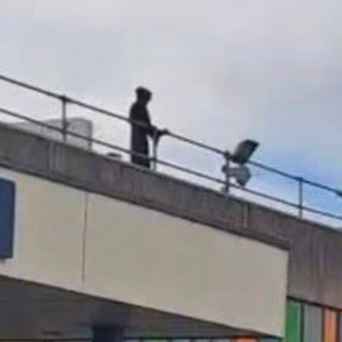 TTendenciaX's tweet photo. "La Parca":
Porque en EE.UU. arrestaron a un hombre tras escalar al tejado de un hospital disfrazado de "la muerte" y mirar fijamente a los pacientes. https://t.co/rMSn26x28u