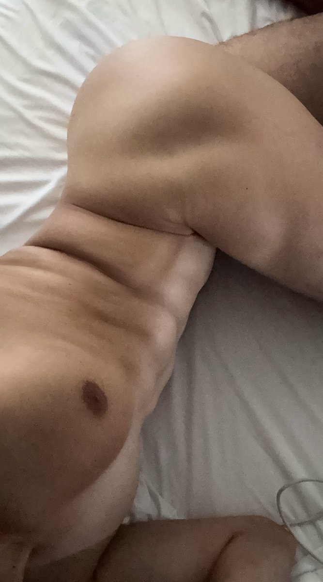 welcomeX75's tweet photo. In bed with me ? … 😉 https://t.co/wg90IuHIAK