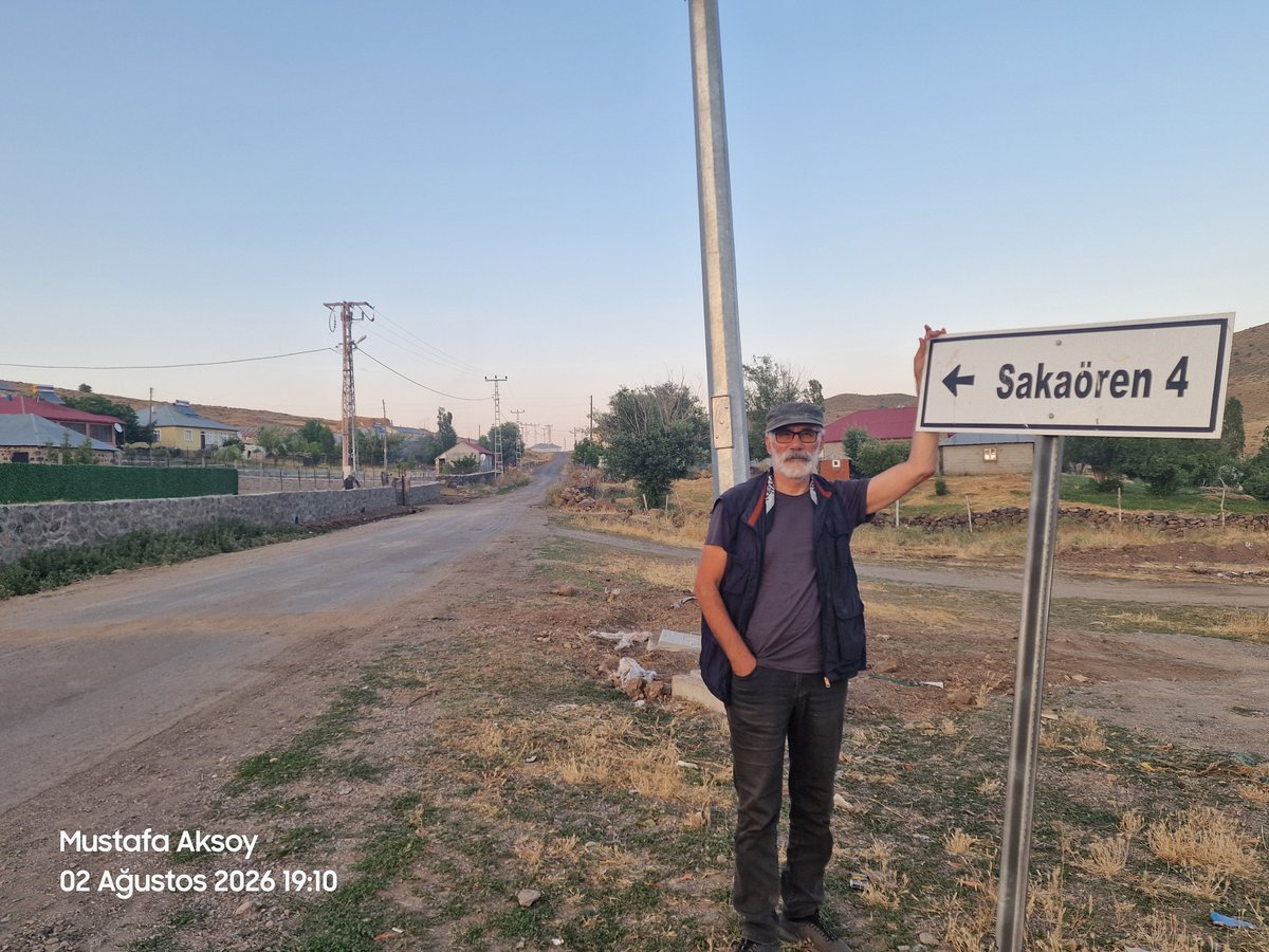 SosyologAksoy's tweet photo. Karlıova'nın "Sakaören" köyünün adı 1901 kayıtlarında da "Sakaveran" olarak geçiyor.
Köyün sakinleri Mazgirt'ten buraya gelmişler.
Önceden Baba Mansur Ocağı'na bağlı yani Alevi inançlı ve Zazaca (Kırmançca) konuşan insanlar, şimdi Sunniler ve Kürtçe (Kurmançca) konuşuyorlar.
Iğdır merkezine bağlı bir köyde de Kürtçe  konuşan "Saka" aşireti ile karşılaşmıştım.
Diğer fotoğraf "Sakha" (Saha) Özerk Cumhuriyeti'nin devlet armasıdır.
"Saha" devlet armasındaki damgaların Türkiye'de kullanılıyor olması kültür tarihi araştırmaları için önemli bir belgedir.
