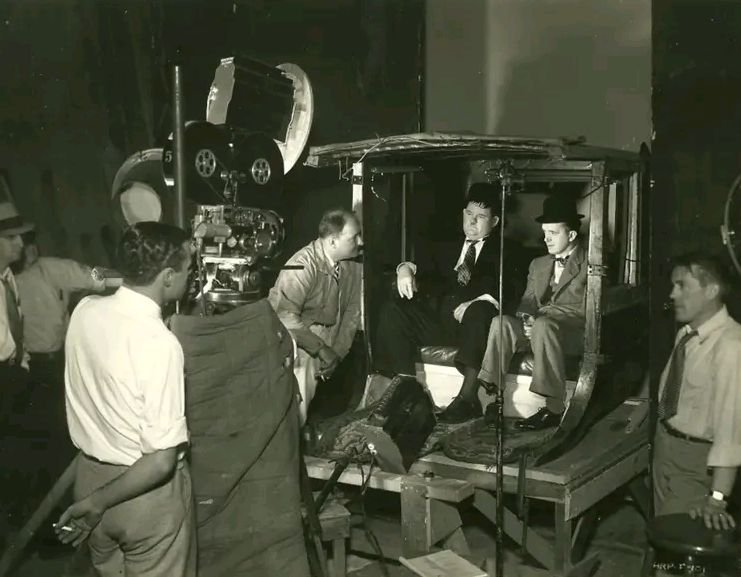 laurelHardyNews's tweet photo. Behind the scenes of #SonsOfTheDesert, 1933.

#LaurelAndHardy
#StanAndOllie
#StanLaurel
#OliverHardy https://t.co/1uFR82b1cD