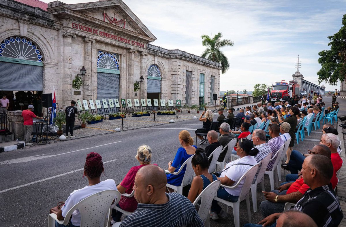 CaridadPoey's tweet photo. fue un encuentro entre el recuerdo y la gratitud. Allí, junto a las autoridades del Partido, el Gobierno, el Ministerio del Interior, las Fuerzas Armadas Revolucionarias y demás instituciones, recordamos el heroísmo que no se apaga. 5 de agosto. Supertanqueros 

 #CubaHonra https://t.co/FMjMqFCgKw