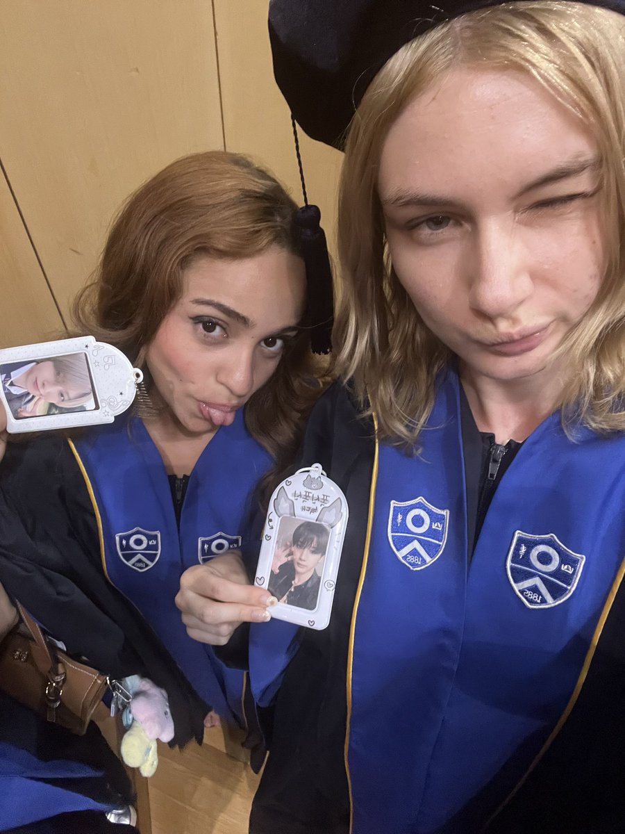fumaluvr's tweet photo. not to be sappy on main but i am truly so grateful for &amp;team simply because i met these beautiful girls because of them and i actually cannot imagine living life without them anymore :( i am so happy i got to experience seeing &amp;t live with you guys and i love you so much <3 https://t.co/xYU34DGby9