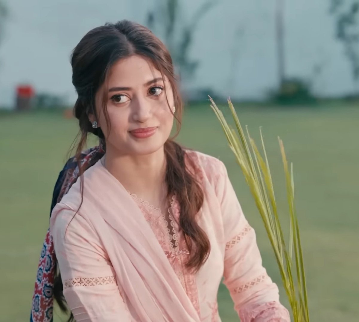 noonnchailant's tweet photo. Rabiya wearing pink is the real panoti y'all 😭
#zanjeerain #sarbiya https://t.co/hJi0UcK7qe