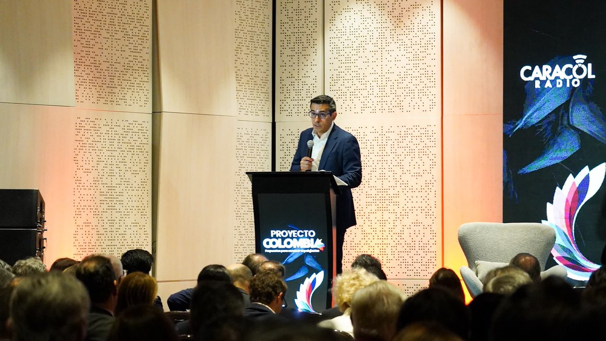 AgendaCAF's tweet photo. 🇨🇴 "El país ya tiene buena parte de sus respuestas. No hacía falta inventarlas; hacía falta reunirlas, ordenarlas y ponerlas a circular", afirmó Rodrigo Peñailillo, representante de CAF en Colombia, durante el lanzamiento de #ProyectoColombia2026, en Bogotá.

La iniciativa, impulsada por PRISA Media en alianza con el Programa de las Naciones Unidas para el Desarrollo (@pnud), recoge más de 1.200 propuestas de 49 entidades —universidades, gremios, centros de pensamiento y organizaciones sociales—, las agrupa en nueve ejes y se entregará al gobierno entrante como insumo para su hoja de ruta.

Bajo esa premisa, Peñailillo resaltó que esos frentes coinciden con las palancas de crecimiento de largo plazo que en @AgendaCAF, banco de desarrollo de América Latina y el Caribe, identificamos para el país:

✅ Seguridad, Prosperidad e Inclusión Social.
✅ Infraestructura para la Productividad.
✅ Seguridad Energética.
✅ Presencia y Fortalecimiento Territorial.

Para respaldar esas prioridades, destinamos USD 9.000 millones para los próximos cuatro años, con equipos técnicos dispuestos a trabajar junto al Estado, el sector privado y los entes territoriales.

Sobre el papel de la institución en ese proceso, agregó: "Ahí CAF puede actuar como articulador y como financiador: ayudando a sentar en la misma mesa a quienes deben ponerse de acuerdo y aportando los recursos para que la apuesta se sostenga en el tiempo".

Un consenso sobre lo esencial es lo que permite que una decisión trascienda un solo periodo. Ese es el aporte que destacó de este ejercicio.